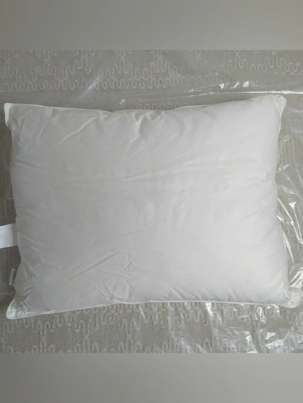 NWOT- Quince Standard White Goose Down Pillow ( Soft/ Medium)(P42)